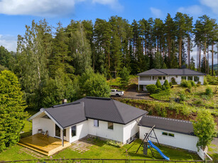 BRUMUNDDAL - Lys og pen enebolig med innholdsrik planløsning. To hybler. Garasje. Rolig område.