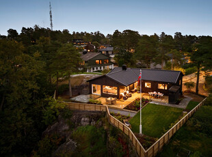 Byskogen-Nyrenovert enebolig med høy standard og nyoppført dobbelgarasje m/2 elbilladere. Solrik utsiktstomt og terrasse