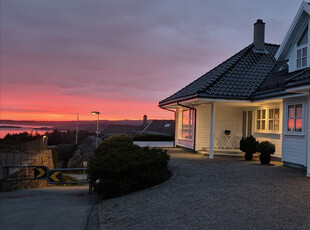 Enebolig/feriebolig med fantastisk panoramautsikt. God standard og flott uteområde. 3 soverom, 2 bad og garasje.