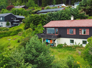 Enebolig i rolig og fint boligområde - Renoveringsbehov - Romslig utsikttomt