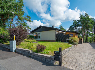 Enebolig med alt på 1 plan, solrike uteområder og carport. Oppgraderingsbehov. Barnevennlig beliggenhet!