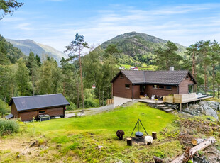 Enebolig med garasje beliggende i landlige omgivelser, med flotte fjellturer i umiddelbar nærhet og nydelig utsikt!