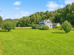 Enebolig med oppgraderingsbehov i landlige omgivelser | Stor og solrik tomt | Garasje, uthus og carport