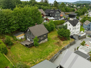 Enebolig med stor tomt | Sentral beliggenhet i et etablert boligområde | Noe oppgradering og renovering må påregnes |