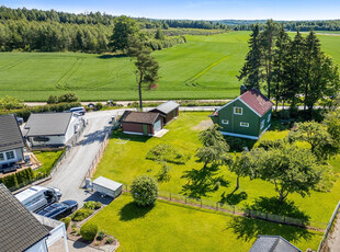 Enebolig over tre plan med stor, flott hage. Garasje. Oppussingsobjekt. Landlig beliggenhet nær skole, barnehage og buss