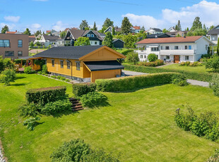 Familievennlig enebolig på Solvang med tomt på 1,3 mål og utleiedel. 3(4) soverom og garasje. Nært skoler og barnehage.