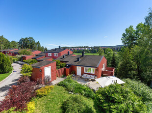 Familievennlig og innholdsrikt enderekkehus i frodige omgivelser - Garasje - Peis - Store terrasser og hage