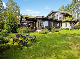 Fantastisk villa, beliggende innerst i blindvei - Tomt på ca. 3 126 m² - Solrike uteplasser - Garasje - vannbåren varme