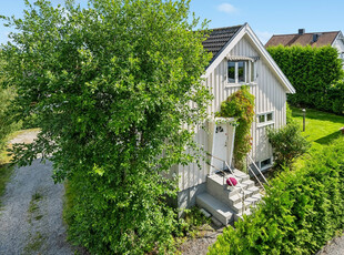 Flott enebolig på populære Brånåsen m/stor og skjermet hage. Uinnredet underetasje m/egen inngang og stort potensial.