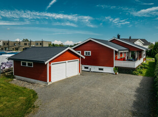 Flott familiebolig i populært boområde på Haukerød. Solrik tomt, garasje og 3 soverom!