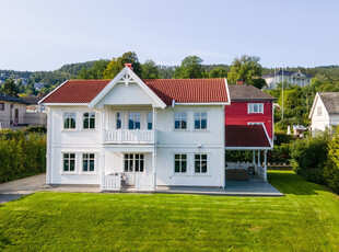 Flott familiebolig med strålende utsikt - Elbillader - 5 soverom - Stor hage og terrasse - Nært skoler og idrettsanlegg!