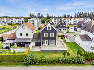 Flott familiebolig på barnevennlig boligfelt. Stor og solrik terrasse, hage og garasje m/bod. 3 soverom + 2 disp rom.