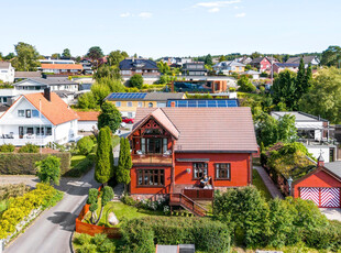 Flott villa med 4 soverom og flere stuer * Nydelig uteområde * Rolig og familievennlig!