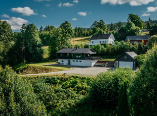 Frittliggende enebolig i solrike og naturskjønne omgivelser | Rikelig med garasjeplass | Nydelig utsikt | Stor tomt