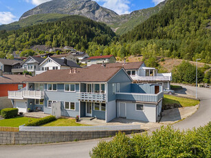 Halvpart av tomannsbolig med garasje, fin utsikt, og en barnevennlig beliggenhet i etablert boligområde på Eitrheim!