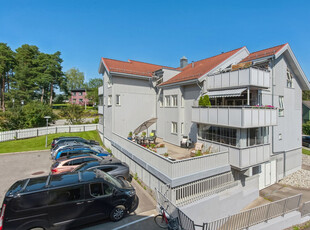 HAMAR | SAGATUN Lys og hyggelig 3-roms leilighet med innglasset balkong og 44 m2 terrasse | Garasje |