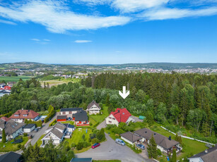 Hel tomannsbolig. Garasje i hele kjelleren og dobbel carport. Grenser til skog og lysløype. Bergvarme.