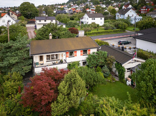 Hel tomannsbolig - Skjermet hage - Godkjent hybeldel - Stor garasje/verksted - Carport - Oppussingsobjekt med potensiale