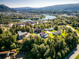 Herskapelig enebolig med historisk sjarm fra 1907 | Stor tomt på 1228m² | To kjøkken og to bad | Solrik terrasse