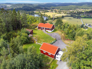 HURVEHEIA - Flott utsiktseiendom med stor tomt, gode solforhold og flott utsikt. Nyere dobbel garasje med el-bil lader.