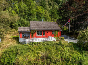 Idyllisk beliggende enebolig m/løe - skjermet og rolig med utsikt - ingen boplikt!