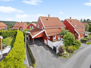 Innbydende bolig over 2 plan | Hyggelige, solrike uteplasser | Barnevennlig og hyggelig boligområde| Carport