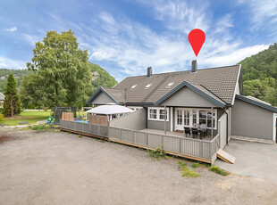 Innholdsrik og pen del av tomannsbolig med solrik terrasse, carport, 4 soverom og 2 bad - Populær beliggenhet