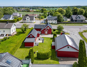 Innholdsrik og spennende eiendom med hovedhus, sidebyggning og stor garasje perfekt for hobby!