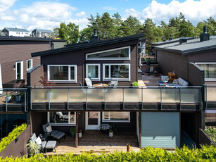 Lys og moderne 4-roms enebolig i kjede. Naturnært på Begbyåsen med fenomenale uteplasser og god utsikt. 2 bad og carport