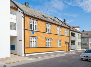 Lys og praktisk leilighet i 2. etg. midt i Levanger sentrum. Heis. Parkeringskjeller m/ elbillader. God lagringsplass.