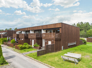 Lyst og romslig enderekkehus med kveldssol på nyere veranda - Flott terrasse/hage - Barnevennlig - Kort vei til marka