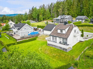 NY PRIS! Meget sjarmerende enebolig med flott utsikt // Sentral beliggenhet // 3 sov // Dobbel garasje fra 2018.