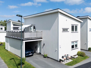 Nydelig kjedet enebolig på Manstad! To etasjer, høy takhøyde, solrike uteplasser, to bad og carport med elbillader.