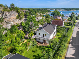 Nydelig, oppgradert eiendom m/BÅT/BRYGGEPLASS | Fradelt, uregulert tomt medfølger | Platting m/sjøutsikt | 6 sov | m.m