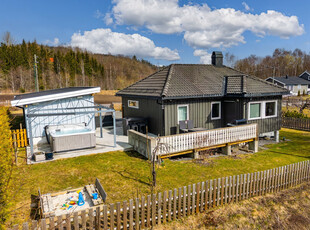 Pen enebolig i veletablert område over to plan med garasje og uthus. Inngjerdet hage med plen og en stor terrasse.