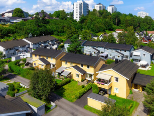 Pent og velholdt rekkehus med nyere bad, wc og kjøkken fra 2018. Garasje, sydvendt terrasse og hage. Populært område.