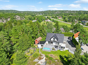 Påkostet enebolig med idyllisk beliggenhet - Solrike uteplasser - Basseng - I blindvei - Kort vei til strand- og sjøliv!