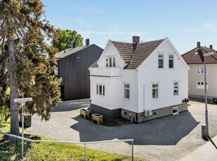 Sentralt beliggende enebolig på 185 m² BRA - 6 soverom, 2 bad og 3 WC - 43 m² bodareal i kjeller - Carport - Nært NTNU