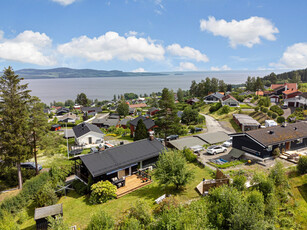 Sjarmerende enebolig m/ 3 sov, 2 bad og 2 stuer. Garasje, pent opparbeidet hage og flott utsikt over Kapp og Mjøsa!