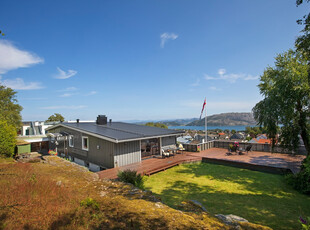 Sjelden anledning!
Enebolig med panorama utsikt over fjorden og i grensen mot Sørmarka. Tomt på 773kvm