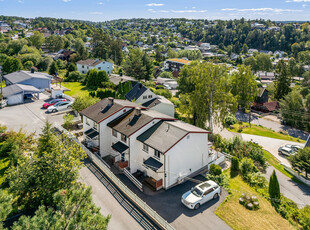 Solrik småhusidyll i Prinsdal - Renovert, moderne enderekkehus med 3 soverom og 2 bad - Park. på egen tomt m/lader