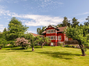 Særegen og innholdsrik familiebolig med tilhørende snekkerverksted og låve med carport. Stor og usjenert hage.