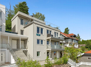 Stor familiebolig i et populært boligområde. Dobbelgarasje og takterrasse med flott utsikt. Vannbåren varme.