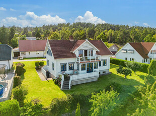 Stor familiebolig med fantastisk utsikt beliggende i et attraktiv og barnevennlig område.