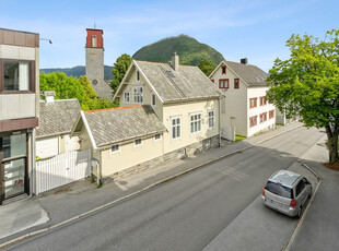 Stor innhaldsrik einebustad, midt i Volda sentrum! - 5 soverom - Garasje