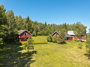 Stor, landlig eiendom med småbruksidyll. Eldre enebolig, låve og stabbur med renoveringsbehov og potensial.