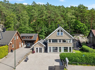 Stor og moderne enebolig med utleiedel - Barnevennlig beliggenhet i blindvei - Populært boligområde på solrik tomt!