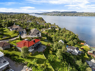 Stor velholdt enebolig med nydelig sjøutsikt på idylliske Follese. Meget gode solforhold. Garasje. Stor flott tomt.