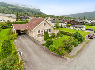 Tiltalande einebustad med fint utemiljø i attraktivt bustadområde - Carport