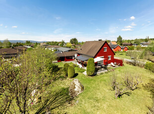 Velholdt enebolig med spennende planløsning. Garasje med bod og uthus. Barnevennlig beliggenhet.